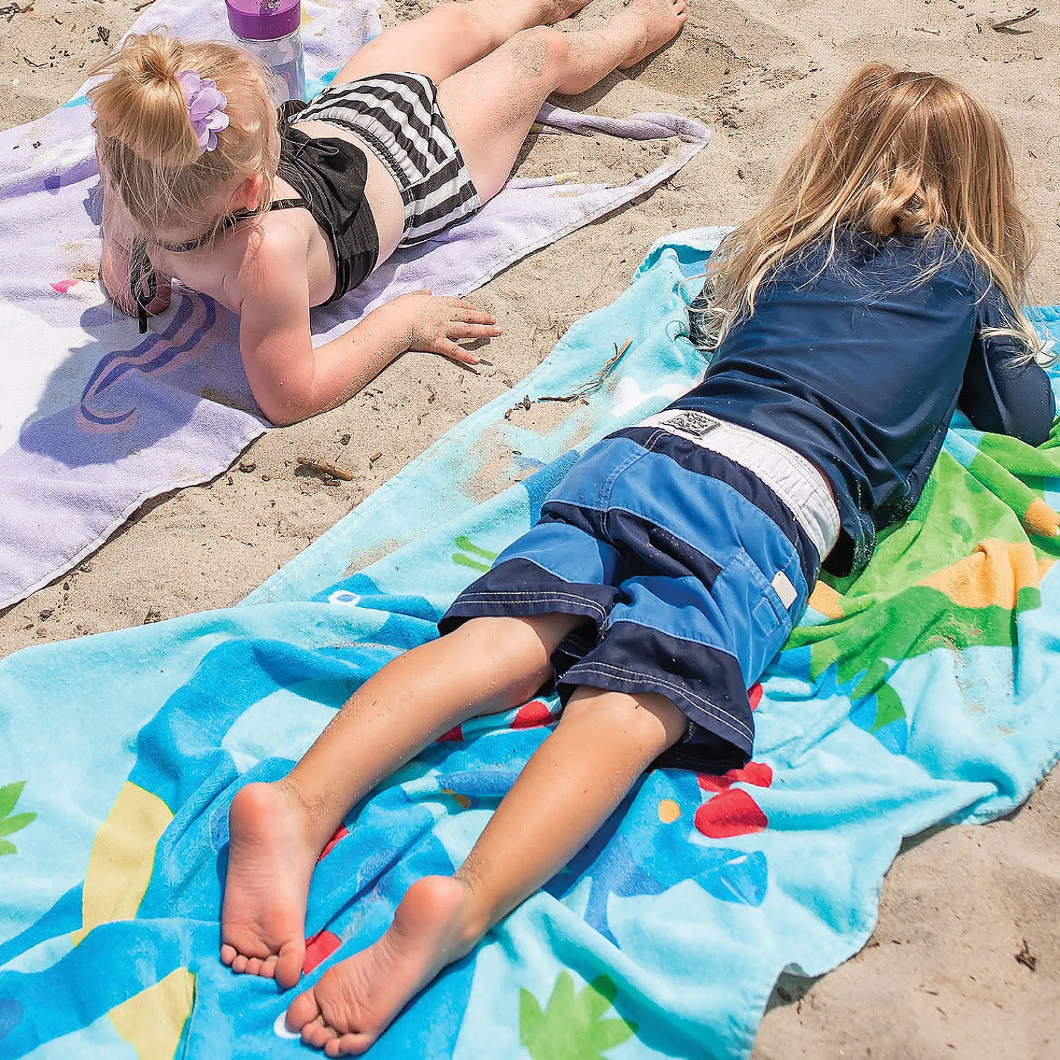 wildkin_dinosaur_land__co_4.webp Wildkin Dinosaur Land 100% Cotton Beach Towel<Oriental Trading Clearance
